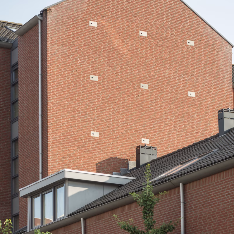 Inbouwsteen Gierzwaluw zichtbaar_Amersfoort Natuurinclusief bouwen succesvol geïmplementeerd door middel van meerdere inbouwstenen voor gierzwaluwen.