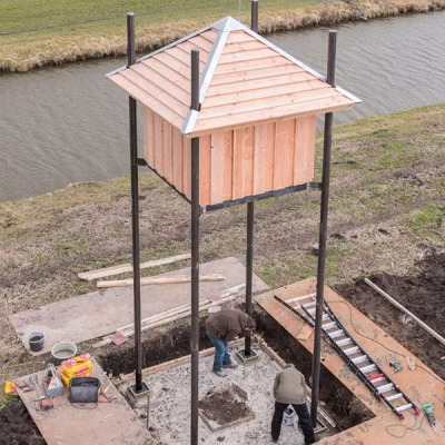 Afbeelding van een maatwerk faunatoren van vivara pro die wordt geplaatst door het plaatsing team van Vivara Pro