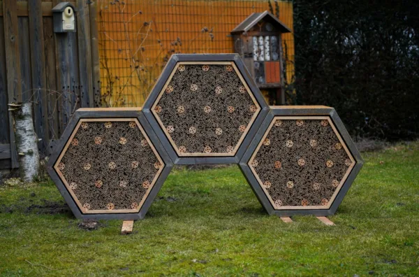 Afbeelding van het Hex Insectenhotel gekoppeld met 2 andere units voor een totaal van 3 units. Een product en voorziening van Vivara Pro dat insecten een veilig en duurzaam verblijf biedt en bijdraagt aan natuurinclusief bouwen