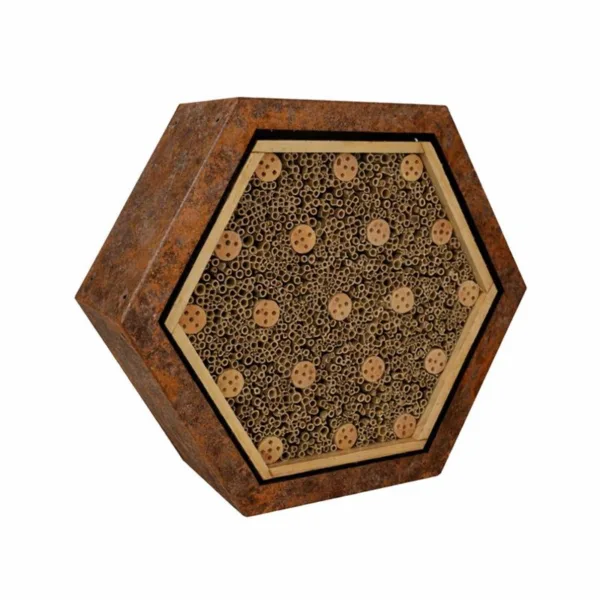 IP WA 06 Insectenwand Hex groot | 1 Afbeelding van het Hex Insectenhotel. Een product en voorziening van Vivara Pro dat insecten een veilig en duurzaam verblijf biedt en bijdraagt aan natuurinclusief bouwen