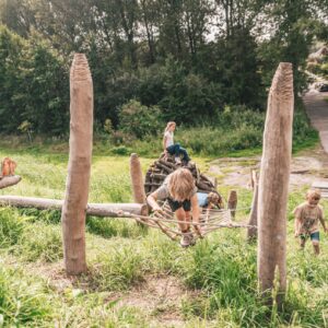 Afbeelding van een aantal kinderen die spelen op een belevingspad.