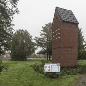 Afbeelding van een maatwerk faunatoren van Vivara Pro, geplaatst in Sambeek met voorzieningen voor de vleermuis, huismus en gierzwaluw.