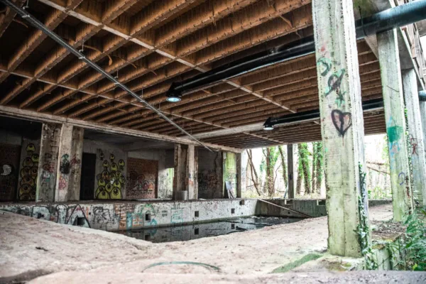 Afbeelding van een voorbeeldproject van een verlaten gebouw in Mechelen welke is omgebouwd tot een habitat voor vleermuizen.