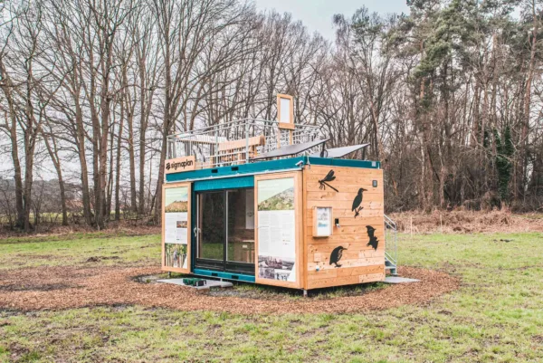 Afbeelding van een Natuurinformatiepunt in een container ergens in een bos.