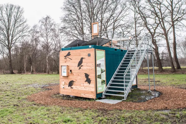Afbeelding van een Natuurinformatiepunt in een container ergens in een bos.