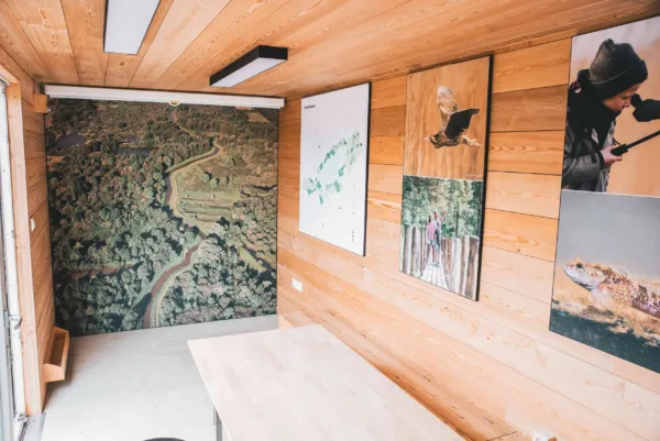 Afbeelding van een Natuurinformatiepunt in een container ergens in een bos.