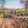 Natuurlijke speelplekken met educatieve waarde | 4 Afbeelding van houten stapstenen, een speeltoestel.