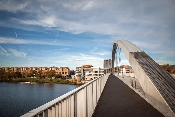 Brug_met_Water Afbeelding van een rechtenvrije foto van een brug met water