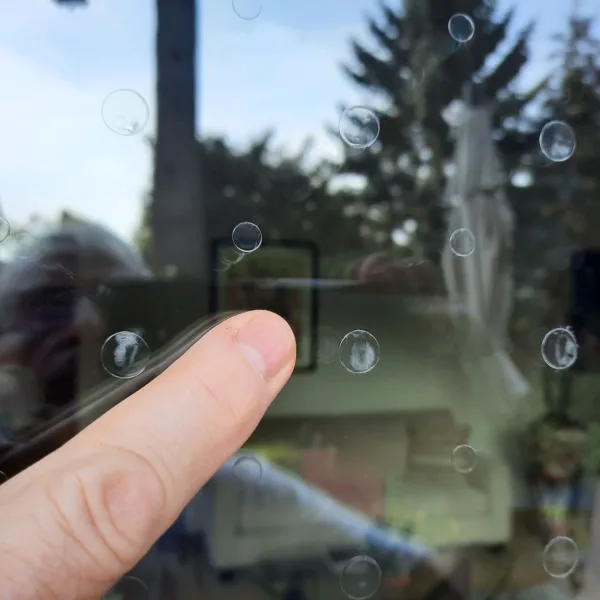 Afbeelding van een raamsticker van Vivara Pro van dichtbij gezien.
