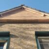 VK GB 01 Vleermuis gevelbetimmering (90 graden) | 3 Afbeelding van de VK GB 02 Vleermuis Gevelbetimmering van Vivara Pro die is gemonteerd aan de gevel van een huis.