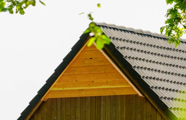 Afbeelding van de VK GB 01 Vleermuis gevelbekleding geïntegreerd in een gevel. Het product is gemaakt van hout door Vivara Pro.