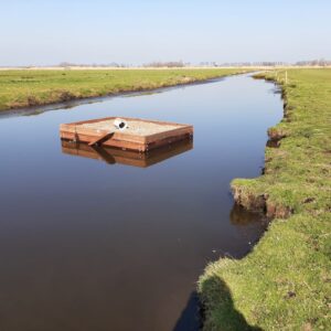 Afbeelding van een Vivara Pro x drijvend groen visdiefvlot basis in het water